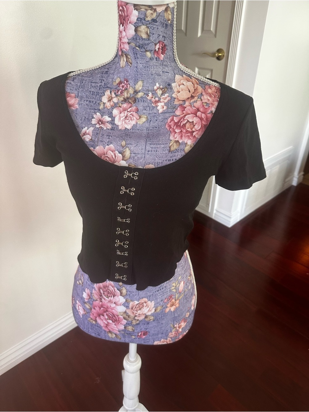 Black Hook-and-Eye Scoop Neck Crop Top